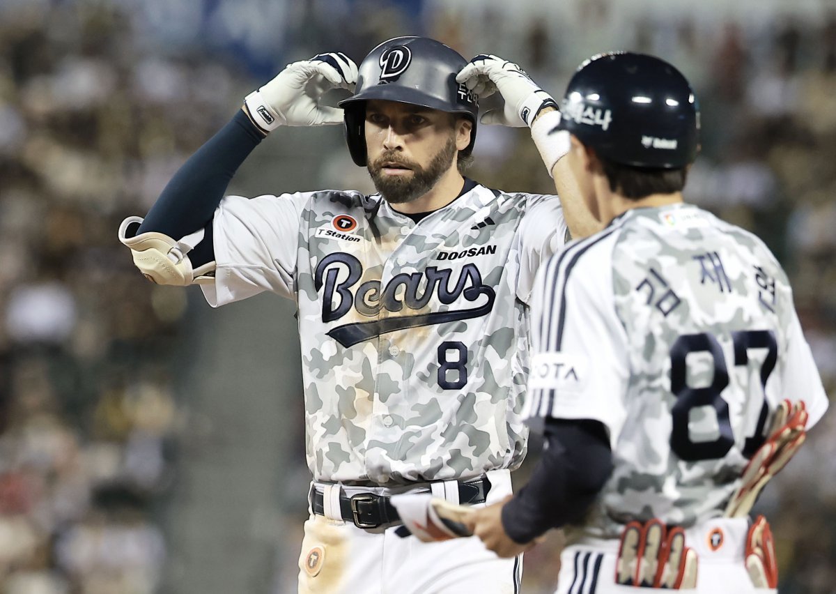 두산 외국인타자 제이크 케이브(왼쪽)의 가장 큰 매력은 남다른 열정이다. 과감한 주루로 분위기를 끌어올리는 것도 그의 몫이다. 조성환 두산 감독대행은 선수들을 향해 “케이브의 플레이를 하나도 빼놓지 말고 눈에 담으라”는 메시지를 전했다. 뉴시스