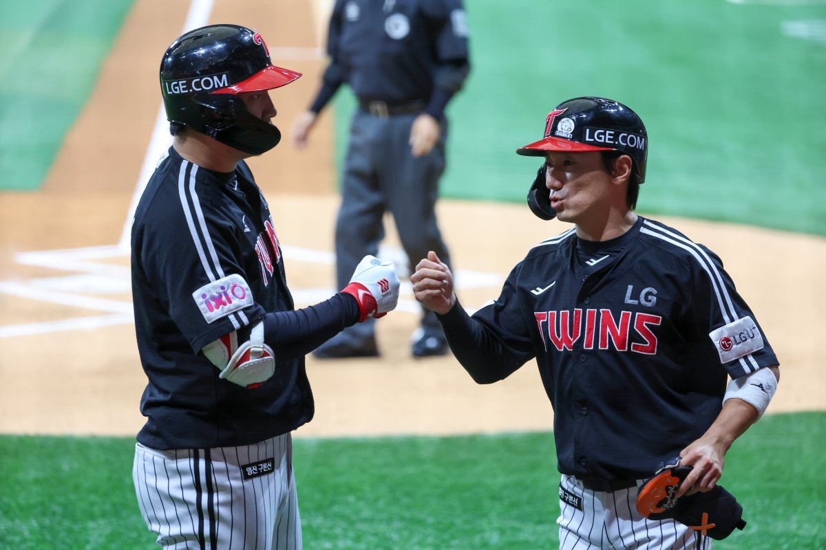 LG 신민재(오른쪽). 사진제공｜LG 트윈스