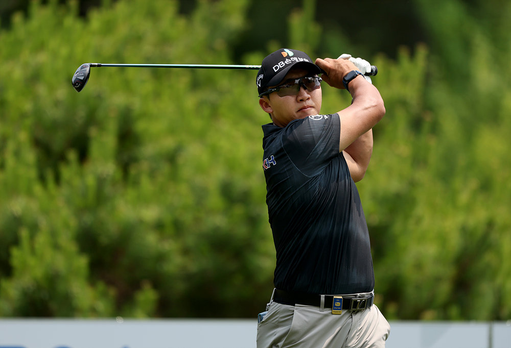 백송홀딩스-아시아드CC 부산오픈 최종라운드 4번 홀에서 티샷을 하고 있는 김홍택. 사진제공 | KPGA