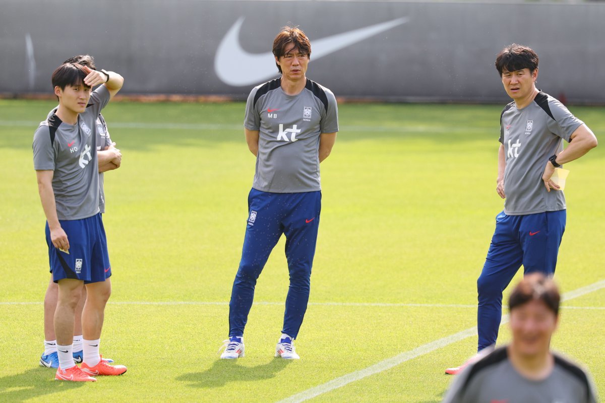 홍명보 감독(가운데)을 비롯한 대표팀 코칭스태프가 8일 파주NFC에서 진행된 훈련을 지켜보며 쿠웨이트와 북중미월드컵 아시아 최종예선 마지막 홈경기에 대한 구상을 하고 있다. 파주｜뉴시스