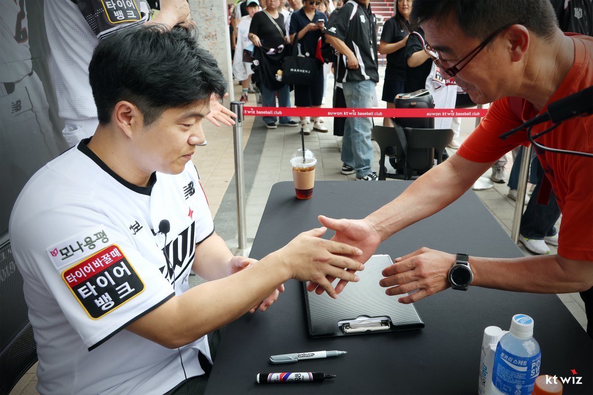 지난 시즌을 끝으로 그라운드를 떠난 KT 조용호가 8일 수원KT위즈파크에서 열린 은퇴 기념 팬 사인회를 통해 팬들에게 인사하고 있다. 사진제공｜KT 위즈