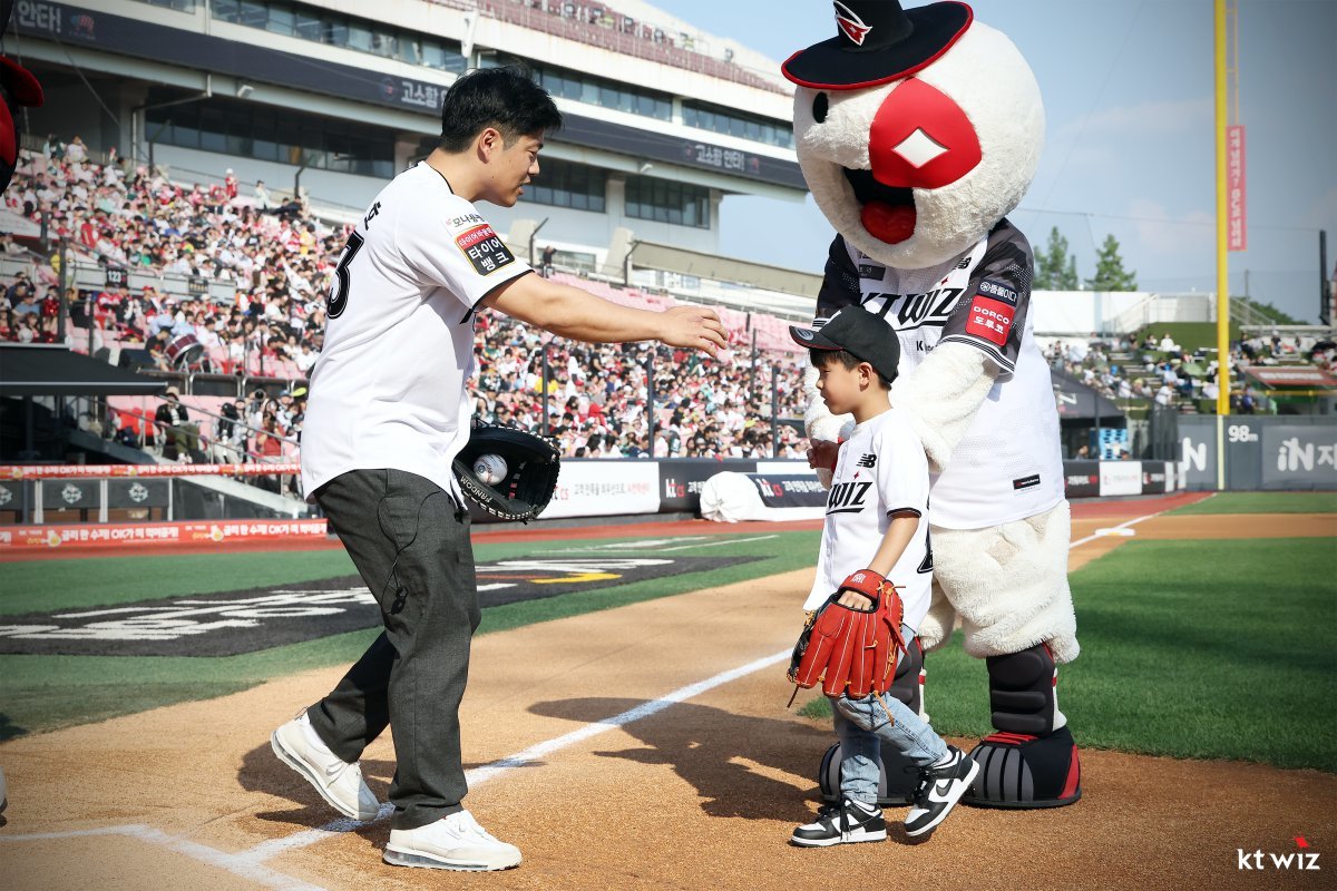 지난 시즌을 끝으로 그라운드를 떠난 KT 조용호가 8일 수원KT위즈파크에서 열린 은퇴식을 앞두고 이날 시구자로 나선 아들 하온 군의 공을 받았다. 사진제공｜KT 위즈