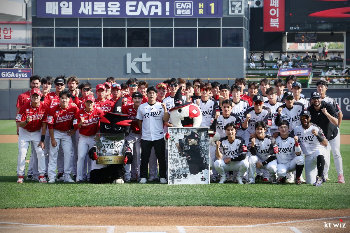 지난 시즌을 끝으로 그라운드를 떠난 KT 조용호가 8일 수원KT위즈파크에서 열린 은퇴식에서 전 소속팀인 SSG 선수들과도 함께 기념사진 촬영에 나섰다. 사진제공｜KT 위즈