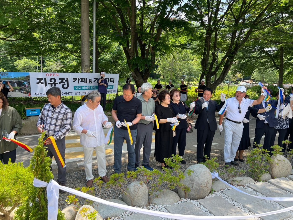 8일 가평군 효사랑공원에서 고 조복영 선생의 탄생 95주년을 기념 제막식에서 조진환 이사장을 비롯한 주요 인사들이 테이프커핑을 하고 있다. 사진제공 ㅣ 효사랑공원