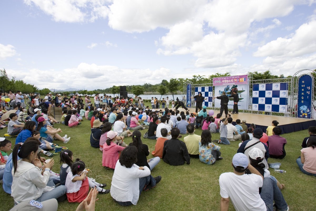 미사경정공원에서 시민들이 공연을 관람하고 있다. 지난해 235만여 명이 미사경정공원을 찾았다 사진제공 |국민체육진흥공단