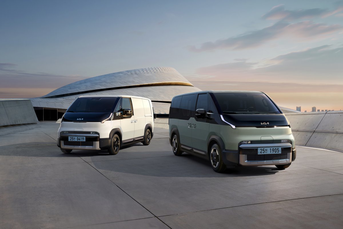 기아가 브랜드 최초의 전동화 전용 PBV ‘더 기아 PV5’의 사양 구성과 가격을 공개하고 10일부터 계약을 시작한다. PV5 카고(왼쪽)와 패신저 모델. 사진제공 |기아