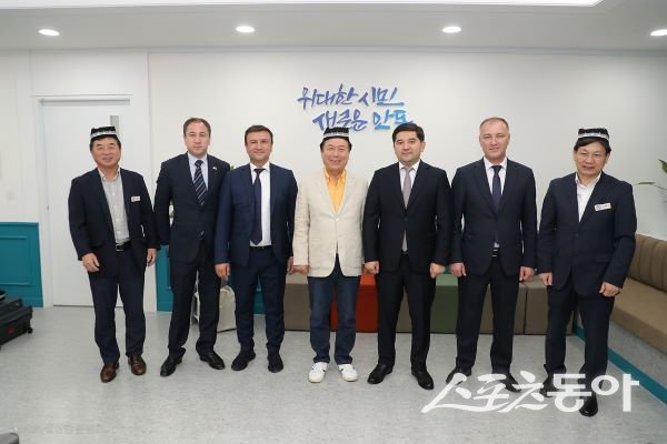우즈베키스탄 타슈켄트 대표단이 지난 5일 안동에 방문해 기념촬영을 하고 있는 모습. 사진제공ㅣ안동시