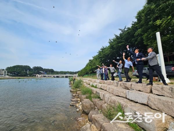 지난 5일 환경의 날을 맞이해 상주시민들이 북천 산책로에서 체험활동을 하고 있는 모습. 사진제공ㅣ상주시
