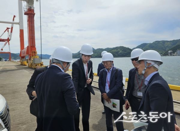 포항시가 지난 6일 일본 마이즈루시를 방문해 정기 크루즈 운항과 카페리 노선 개설을 중심으로 물류·관광 교류 확대를 논의하고 있다. 사진제공ㅣ포항시