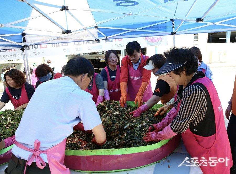 인천 서구여성단체협의회, 저소득층을 위한 열무김치 담그기 행사를 진행하고 있다. 사진제공｜인천 서구청