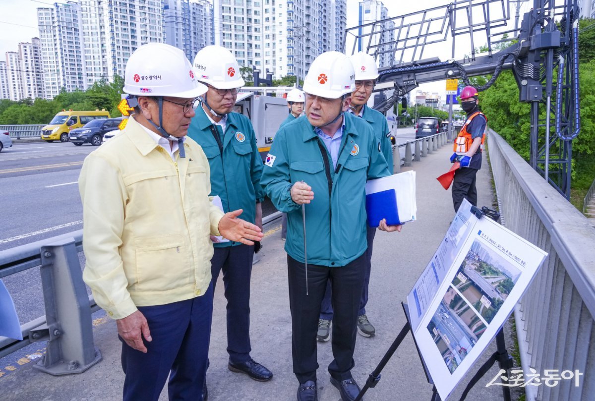 강기정 광주광역시장이 하남대교 안전점검에 나선 모습. 사진제공=광주광역시