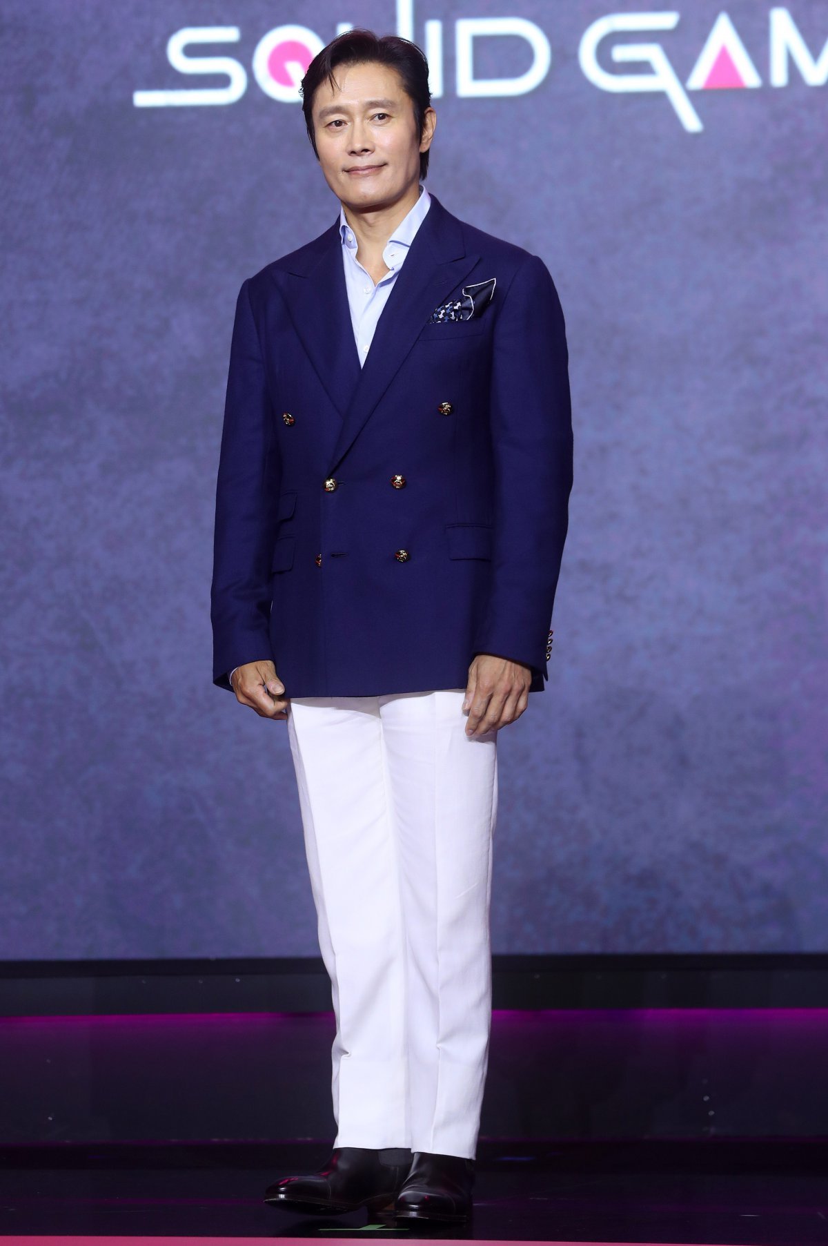 [서울=뉴시스] 김혜진 기자 = 배우 이병헌이 9일 오전 서울 용산구 드래곤시티에서 열린 넷플릭스 시리즈 오징어게임 시즌3(감독 황동혁) 제작발표회에서 포즈를 취하고 있다.   ‘오징어 게임3’는 자신만의 목적을 품고 다시 참가한 게임에서 가장 친한 친구를 잃고 만 기훈(이정재)과 정체를 숨긴 채 게임에 숨어들었던 프론트맨(이병헌), 잔인한 게임 속에서 살아남은 참가자들의 마지막 운명을 그린 이야기로 오는 넷플릭스에서 27일 공개된다. 2025.06.09. jini@newsis.com