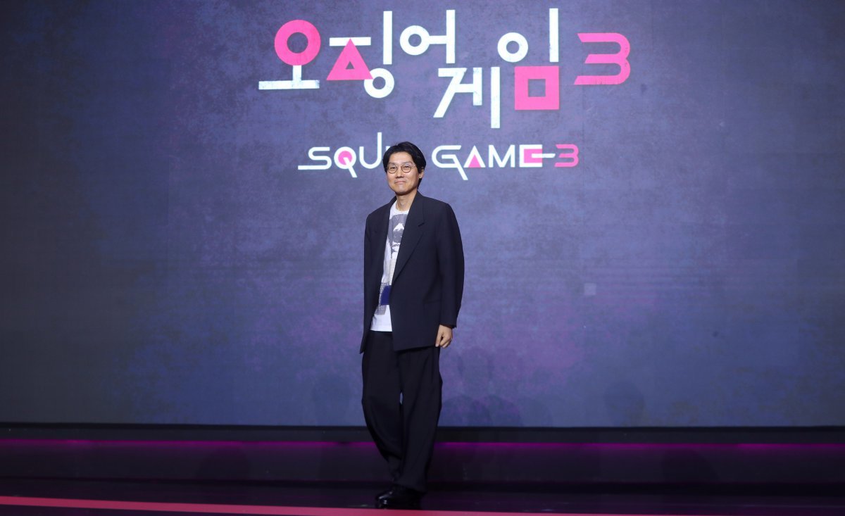 [서울=뉴시스] 김혜진 기자 = 황동혁 감독이 9일 오전 서울 용산구 드래곤시티에서 열린 넷플릭스 시리즈 오징어게임 시즌3(감독 황동혁) 제작발표회에서 포즈를 취하고 있다.   ‘오징어 게임3’는 자신만의 목적을 품고 다시 참가한 게임에서 가장 친한 친구를 잃고 만 기훈(이정재)과 정체를 숨긴 채 게임에 숨어들었던 프론트맨(이병헌), 잔인한 게임 속에서 살아남은 참가자들의 마지막 운명을 그린 이야기로 오는 넷플릭스에서 27일 공개된다. 2025.06.09. jini@newsis.com