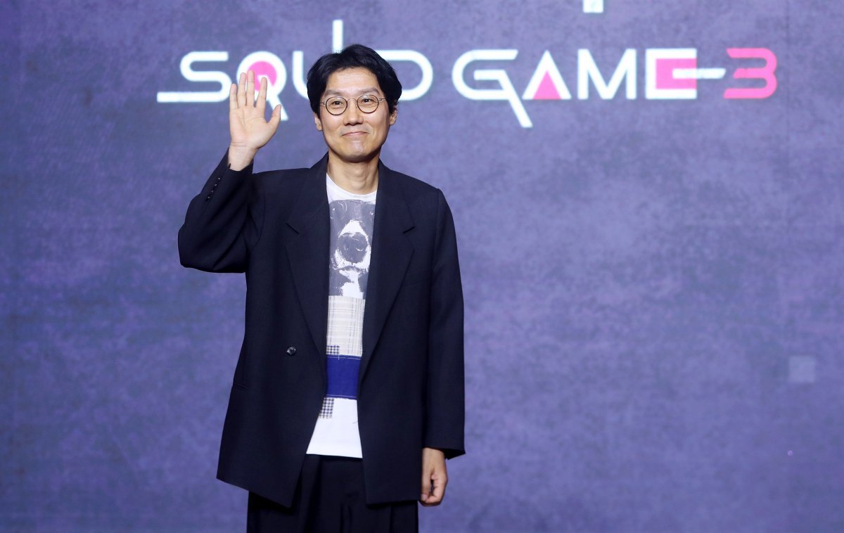 [서울=뉴시스] 김혜진 기자 = 황동혁 감독이 9일 오전 서울 용산구 드래곤시티에서 열린 넷플릭스 시리즈 오징어게임 시즌3(감독 황동혁) 제작발표회에서 포즈를 취하고 있다.   ‘오징어 게임3’는 자신만의 목적을 품고 다시 참가한 게임에서 가장 친한 친구를 잃고 만 기훈(이정재)과 정체를 숨긴 채 게임에 숨어들었던 프론트맨(이병헌), 잔인한 게임 속에서 살아남은 참가자들의 마지막 운명을 그린 이야기로 오는 넷플릭스에서 27일 공개된다. 2025.06.09. jini@newsis.com