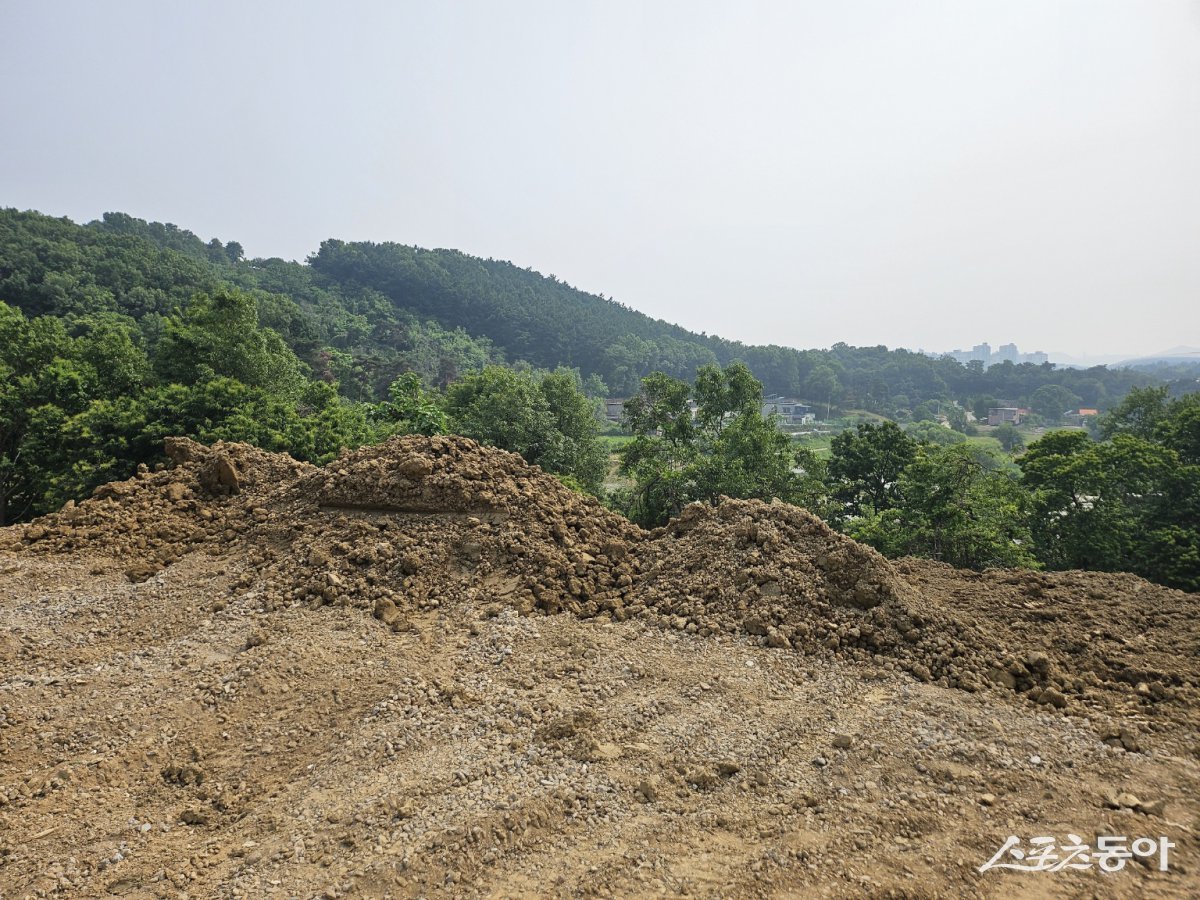 경기도 화성시 향남읍 도이리 산11번지 일대 현장 모습(사업장폐기물). 사진|장관섭 기자