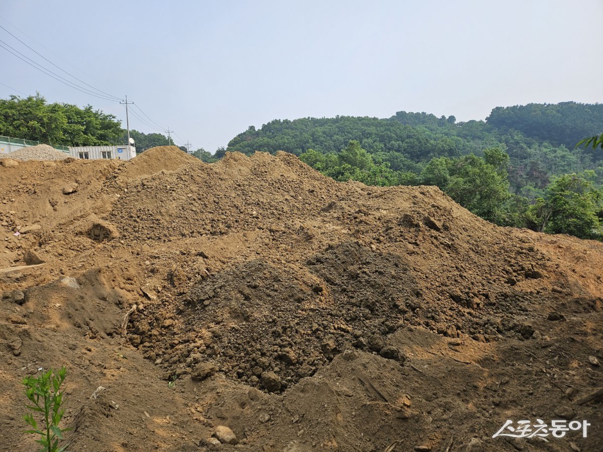 경기도 화성시 향남읍 도이리 산11번지 일대 현장 모습(사업장폐기물). 사진|장관섭 기자