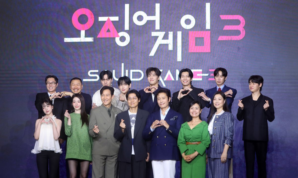 [서울=뉴시스] 김혜진 기자 = 황동혁 감독을 비롯한 출연자들이 9일 오전 서울 용산구 드래곤시티에서 열린 넷플릭스 시리즈 오징어게임 시즌3(감독 황동혁) 제작발표회에서 포즈를 취하고 있다.   왼쪽 윗줄부터 시계방향으로 노재원, 양동근, 이진욱, 임시완, 강하늘, 위하준, 박성훈, 이다윗, 채국희, 강애심, 이병헌, 황동혁 감독, 이정재, 박규영, 조유리. 2025.06.09. jini@newsis.com