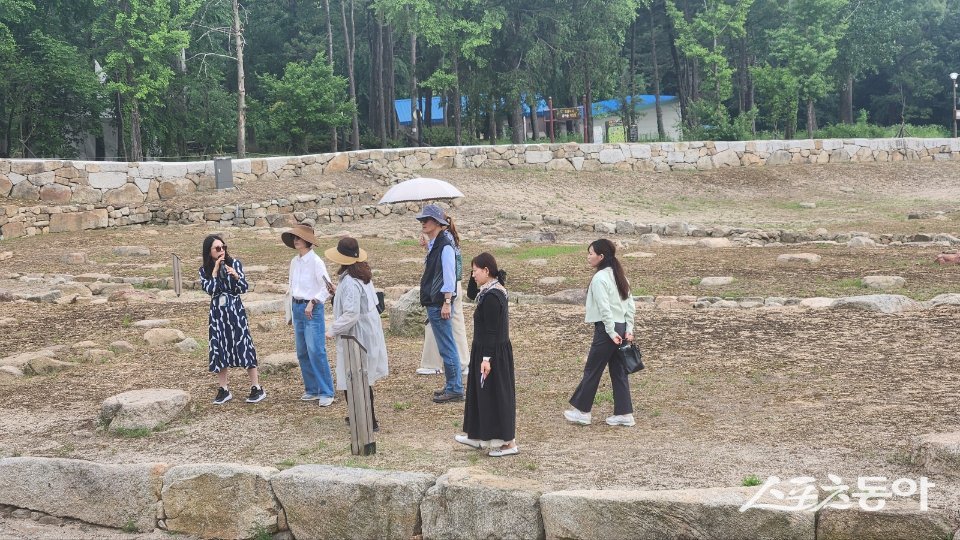 양주시는 지난 7일 ‘이코모스 학술소위원회’ 세계유산 우선등재목록 ‘양주 회암사지’ 답사를 하고 있다. 사진제공ㅣ양주시