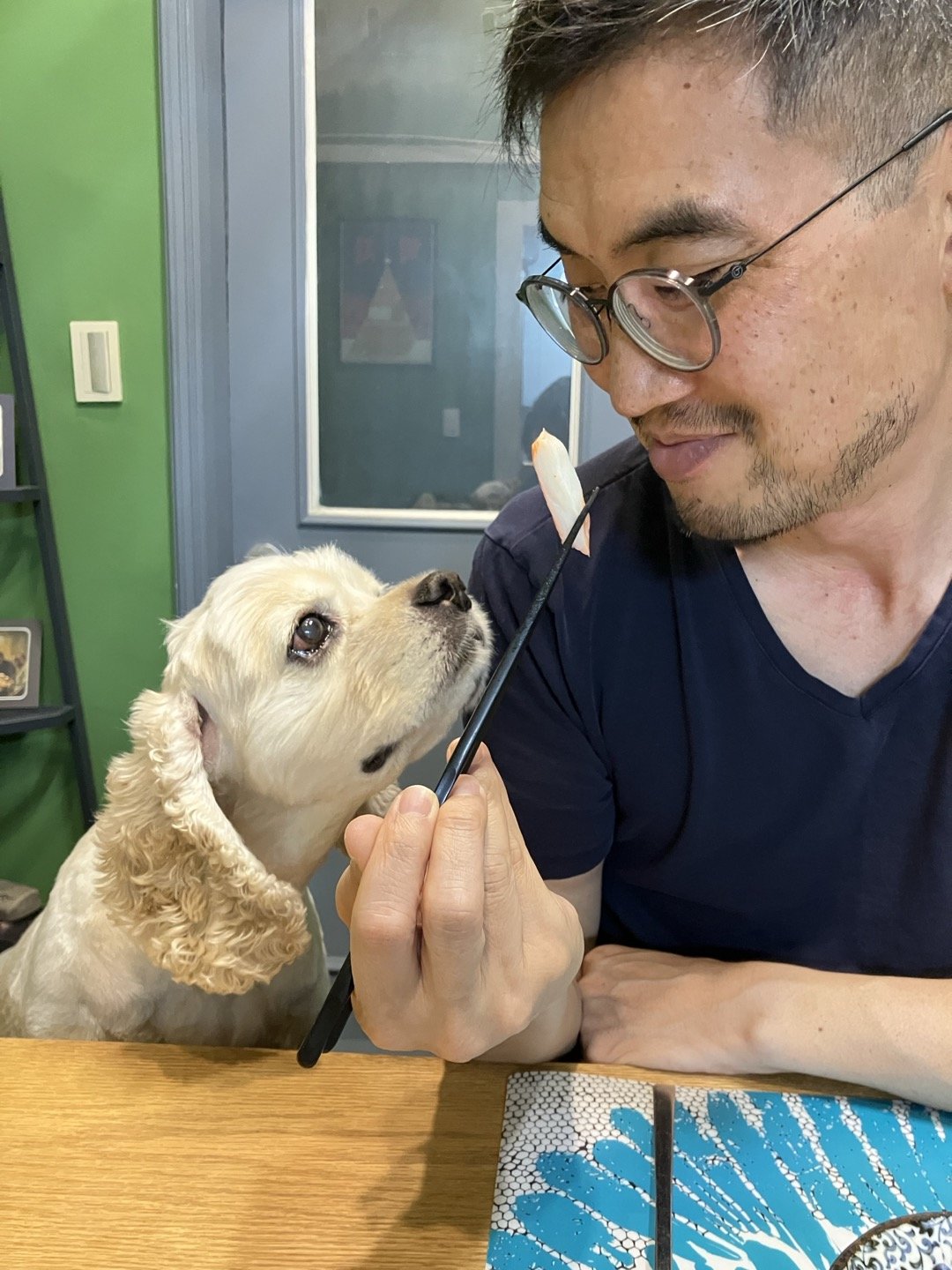 경기도 분당 자택에서 반려견 쿵이와 망중한을 보내고 있는 신성우 작가