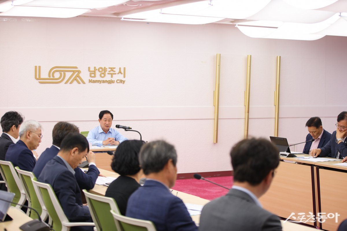 주광덕 시장이 9일 여유당에서 ‘2025년 주요업무계획 중간보고회’를 개최하고 있다. 사진제공ㅣ남양주시