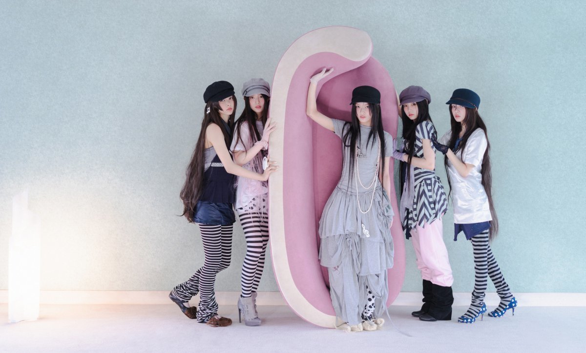 아일릿이 미니 3집 ‘bomb’의 콘셉트 포토와 필름을 연달아 공개하며 독특하고 감각적인 세계관으로 컴백 열기를 더하고 있다. 사진제공|빌리프랩