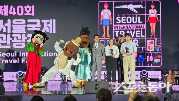 안동시가 ‘제40회 서울국제관광전’에 참가해 최우수 이벤트상을 수상한 후 기념촬영을 하고 있는 모습. 사진제공ㅣ안동시