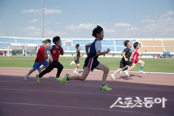 지난 4일 ‘2025 상주시장기 종목별 생활체육 육상대회’에 참가한 학생 선수들이 힘차게 뛰고 있는 모습. 사진제공ㅣ상주시