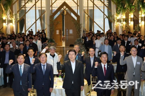 제63회 경북도민체전에서 시부 종합우승을 차지한 포항시 선수단이 지난 9일 라메르 웨딩에서 해단식을 열고 기념촬영을 하고 있는 모습. 사진제공ㅣ포항시