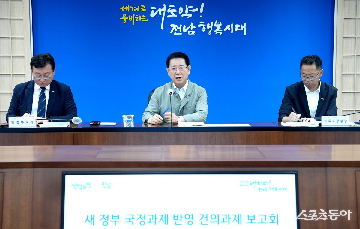 김영록 전라남도지사가 10일 오전 도청 서재필실에서 이재명 정부 출범에 발맞춰 ‘새정부 국정과제 반영 건의과제 발굴 및 보고회’를 주재하고 있다. 사진제공=전남도