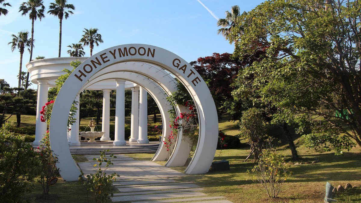 롯데호텔 제주의 사진 명소 중 하나인 허니문게이트               사진제공 ｜롯데호텔 제주