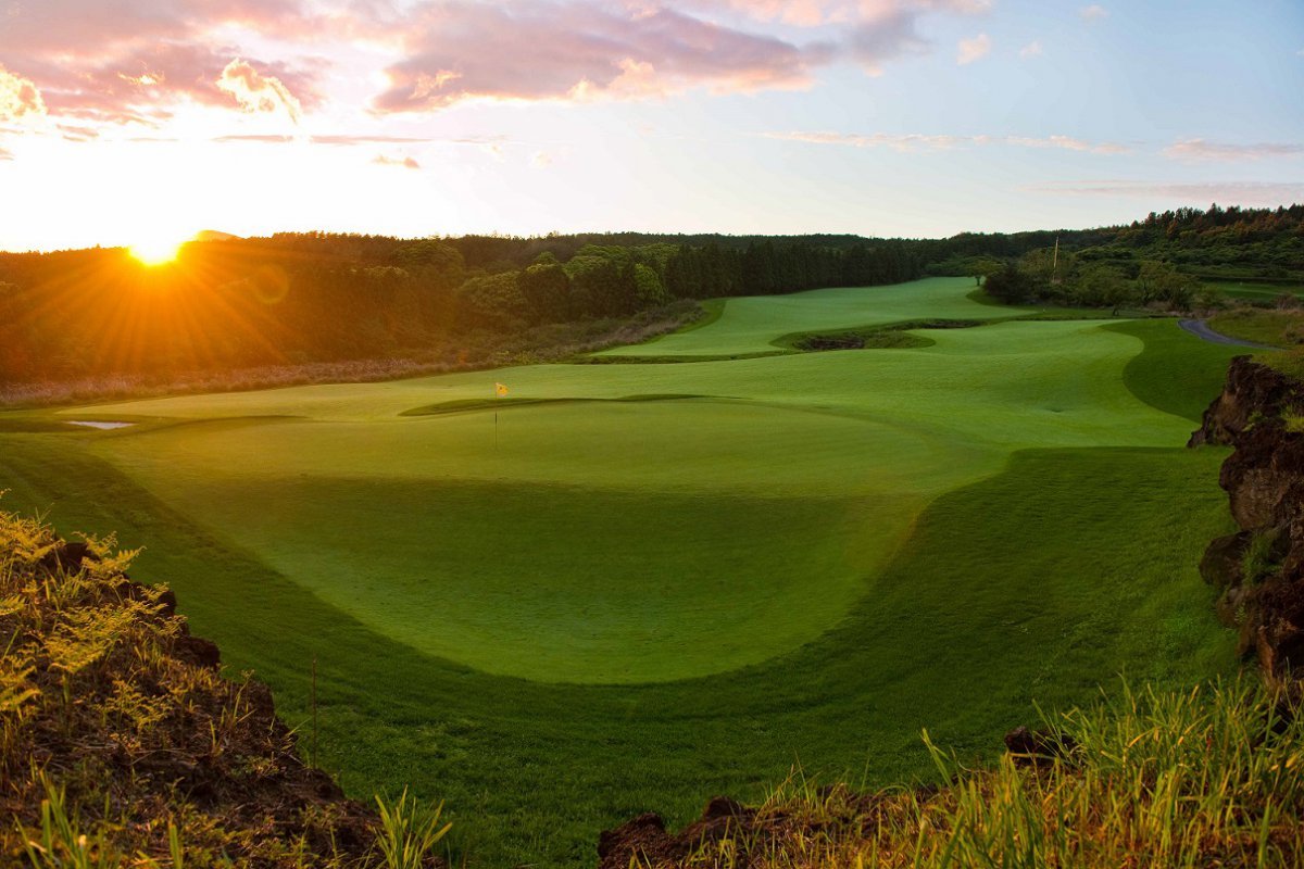 제주 감성의 사진 명소 중 하나인 롯데스카이힐 골프장의 일몰         사진제공｜롯데호텔 제주