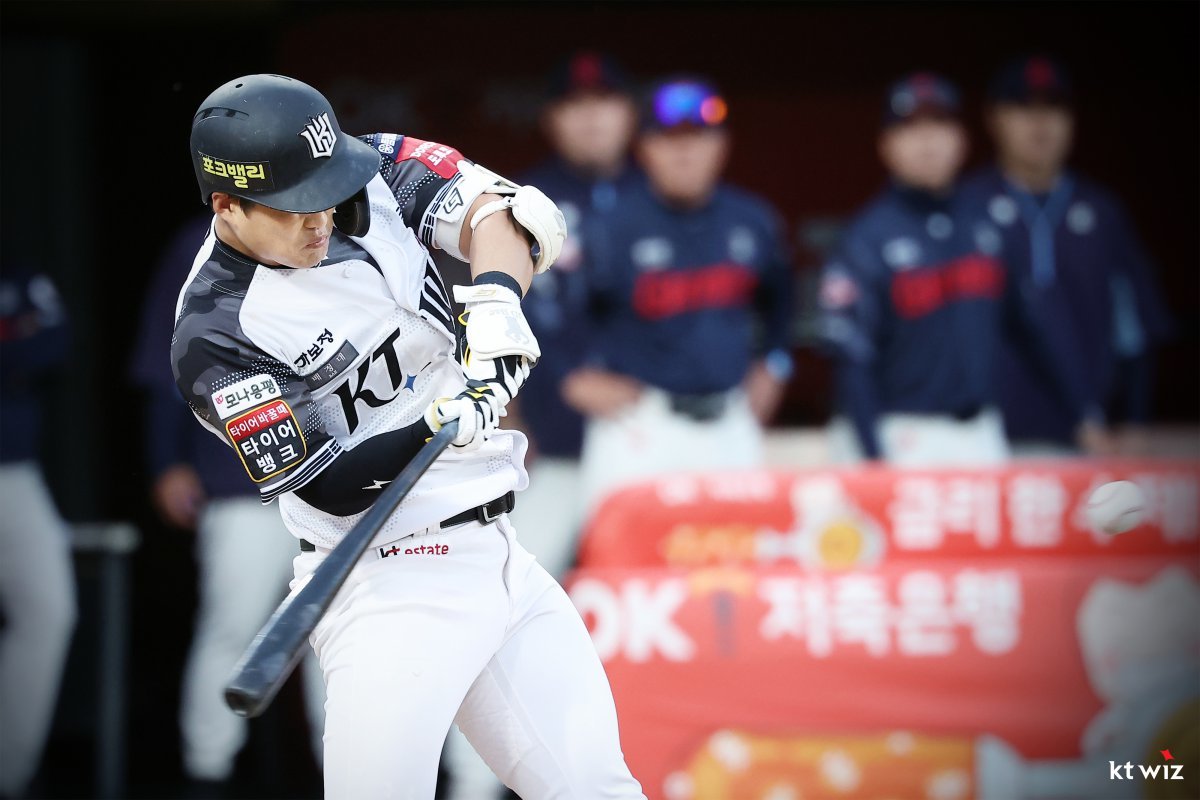 KT 배정대가 10일 수원KT위즈파크에서 열린 롯데와 홈경기 3회말 동점 2점홈런을 날리고 있다.