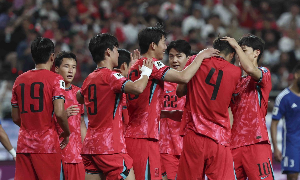 축구국가대표 선수들이 10일 쿠웨이트와 홈경기에서 이재성의 골이 터지자 한데 모여 기쁨을 나누고 있다. 상암|뉴시스