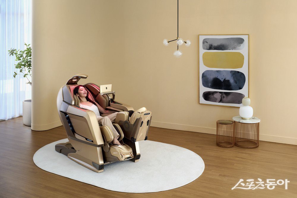 라이트 케어 모드를 통해 피부와 두피 개선 효과를 누릴 수 있는 에스테틱 헬스케어로봇 ‘퀀텀 뷰티캡슐’. ‘뷰티케어’와 ‘헬스케어’를 결합한 하이엔드 솔루션을 추구한다. 사진제공｜바디프랜드