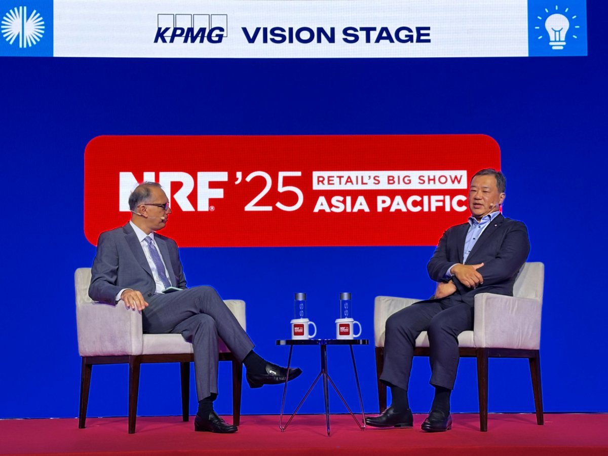 ‘NRF 빅쇼 APAC 2025’에서 비풀 차울라 페어프라이스 그룹 CEO와 대담을 나누고 있는 김상현 롯데유통군 총괄대표 부회장(오른쪽). 사진제공｜롯데쇼핑