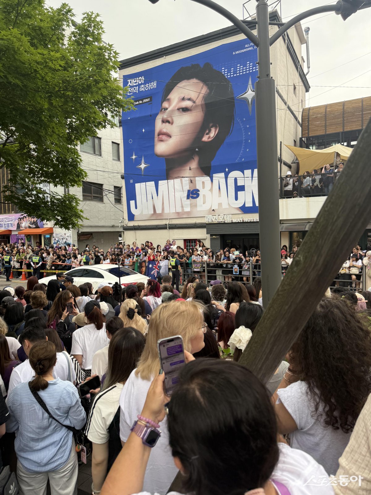 방탄소년단 RM과 뷔의 전역을 맞아 이들 소속사인 서울 용산 하이브 사옥은 ‘우리가 돌아왔다’(We Are Back)는 대형 래핑으로 시민들의 눈길을 사로잡았다. 사옥 주변에는 1500여 아미가 몰려 축제 분위기를 이루기도 했다. 사진 스포츠동아 장은지 기자 eunj@donga.com