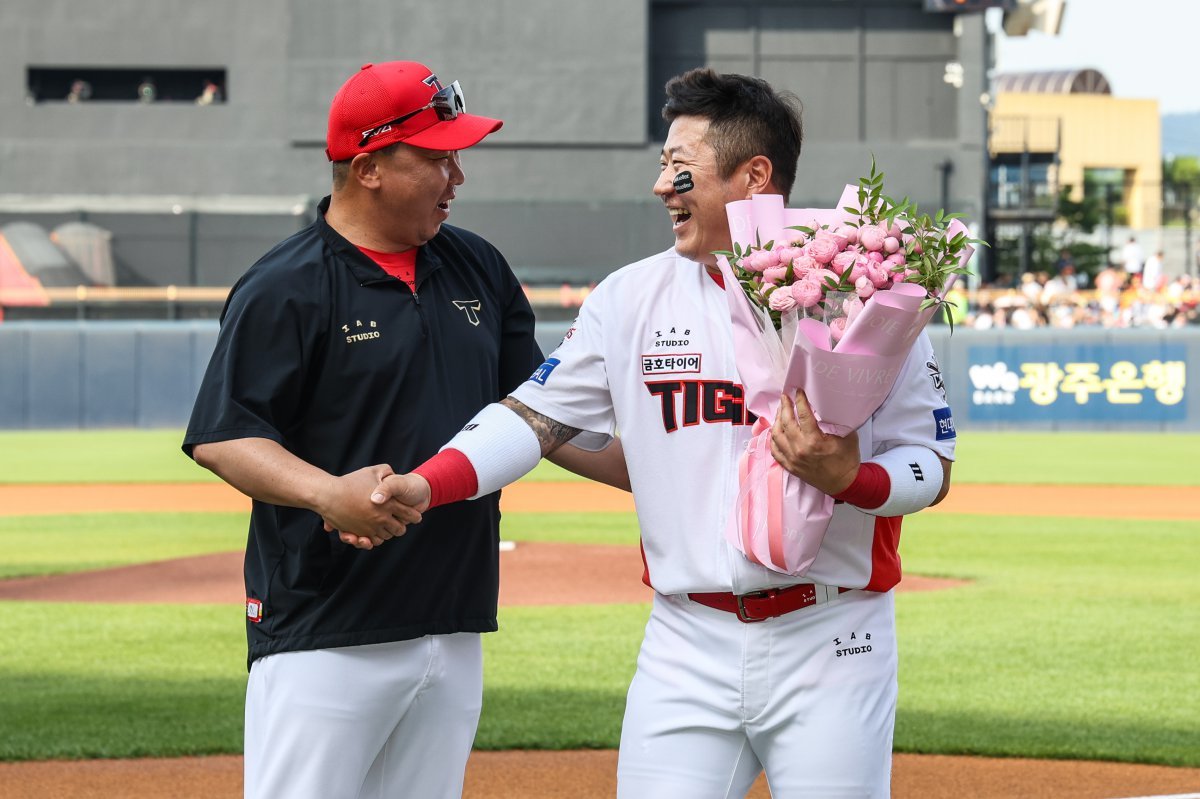 KIA 최형우(오른쪽)의 5월은 누구보다 뜨거웠다. 5월 월간 MVP로 선정돼 역대 최다, 최고령 기록을 새롭게 썼다. 사진제공|KIA 타이거즈