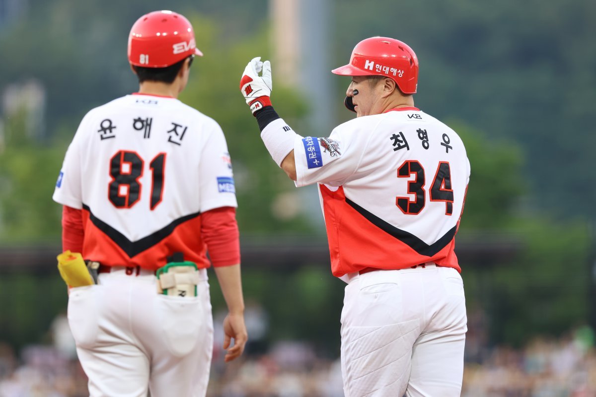 KIA 최형우(오른쪽)의 5월은 누구보다 뜨거웠다. 5월 월간 MVP로 선정돼 역대 최다, 최고령 기록을 새롭게 썼다. 사진제공|KIA 타이거즈