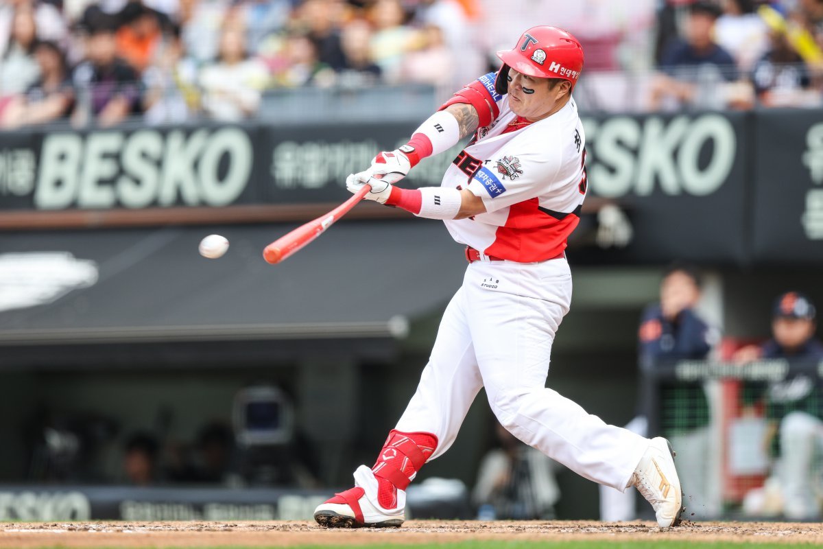 KIA 최형우의 5월은 누구보다 뜨거웠다. 5월 월간 MVP로 선정돼 역대 최다, 최고령 기록을 새롭게 썼다. 사진제공|KIA 타이거즈