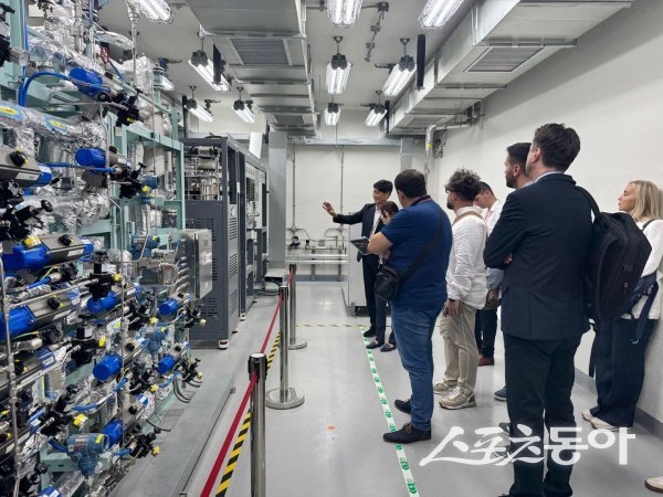 세르비아 수소 관련 주요 기관 및 기업 관계자들이 한수원 수소 전주기 연구센터를 방문했다. 사진제공 ㅣ 한수원