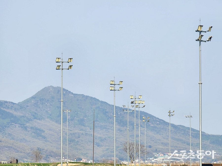 인천 강화군 석모도 유니아일랜드CC에 설치된 야간경기용 조명탑. 사진제공｜골프장 홈페이지 캡쳐