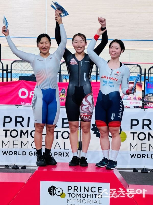 지난 8일 개최된 JICF 국제트랙컵에서 은메달을 획득한 조선영 선수(왼쪽)가 기념촬영을 하고 있는 모습. 사진제공ㅣ상주시