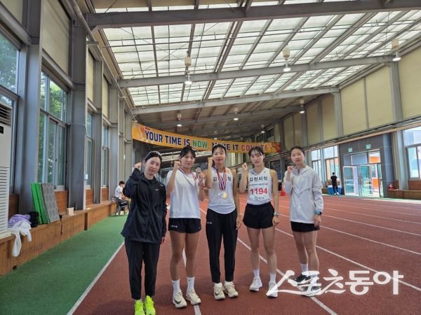 김천시육상단이 10일 KBS배 전국육상경기대회에서 메달을 수상하고 기념촬영을 하고 있는 모습. 사진제공ㅣ김천시