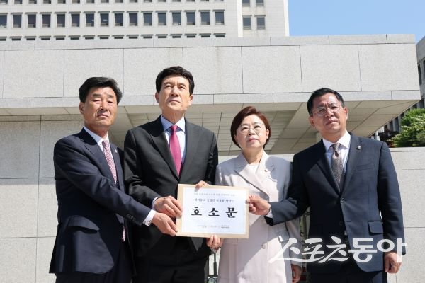 11일 이강덕 포항시장(왼쪽에서 두번째)을 비롯해 (왼쪽부터) 김일만 포항시의회 의장, 김정재·이상휘 국회의원은 서울 서초동 대법원을 방문해 포항 시민들의 간절한 염원을 담은 호소문을 제출했다. 사진제공ㅣ포항시