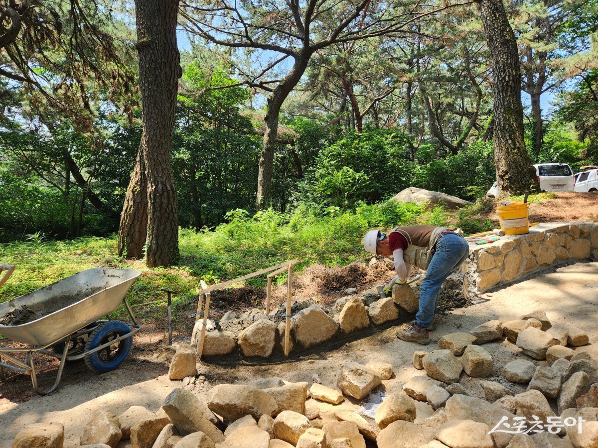 금강공원 보행환경 개선공사 중 돌담작업 모습. (사진제공=부산시설공단)