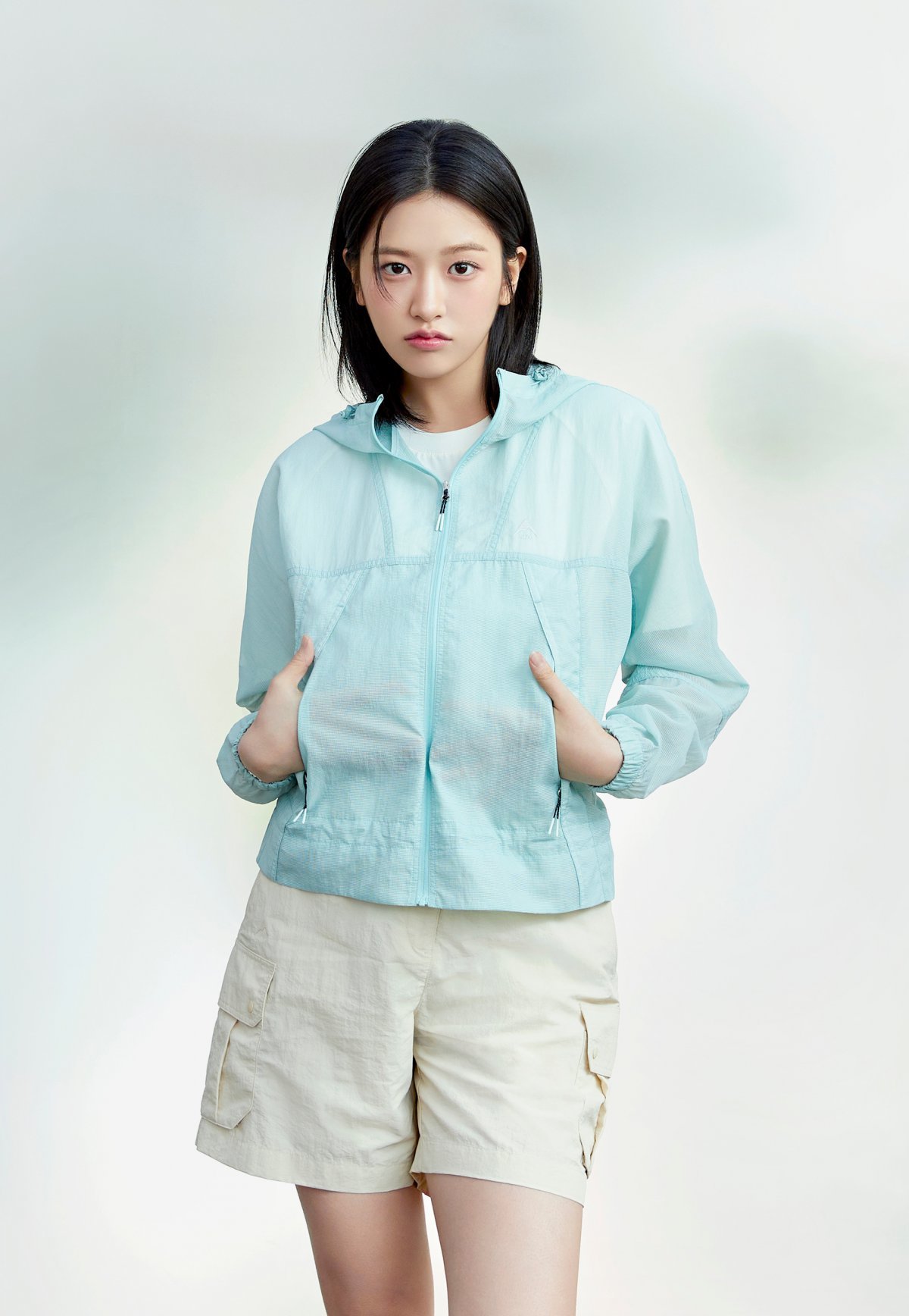 네파 모델인 그룹 아이브 멤버 안유진이 ‘모노 후디 자켓’을 선보이고 있다. 사진제공 ｜ 네파