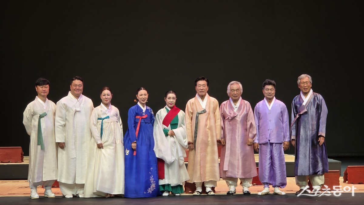 공연 후 관계자들이 기념촬영을 하고 있다. (사진제공=서용석류 대금산조보존회 오경수 회장)