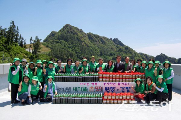 울릉군 새마을부녀회는 종합복지회관에서 사랑의 된장·간장 나눔 행사를 진행했다. 사진제공 ㅣ 울릉군