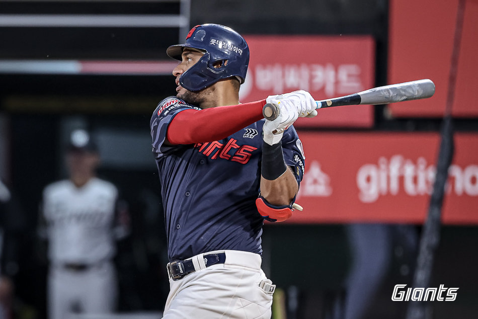 롯데 외국인타자 빅터 레이예스가 10일 수원KT위즈파크에서 열린 KT와 원정경기 도중 안타를 치고 있다. 지금의 안타 생산 페이스라면 레이예스는 올 시즌 203안타를 달성할지도 모른다. 사진제공｜롯데 자이언츠