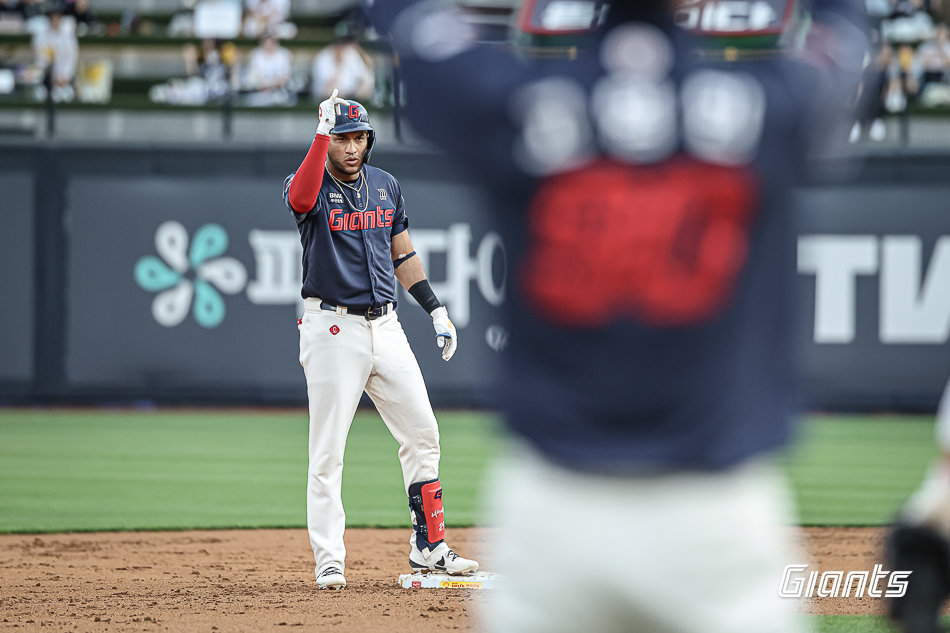 롯데 외국인타자 빅터 레이예스가 10일 수원KT위즈파크에서 열린 KT와 원정경기 도중 2루타를 친 뒤 덕아웃을 향해 세리머니를 펼치고 있다. 사진제공｜롯데 자이언츠